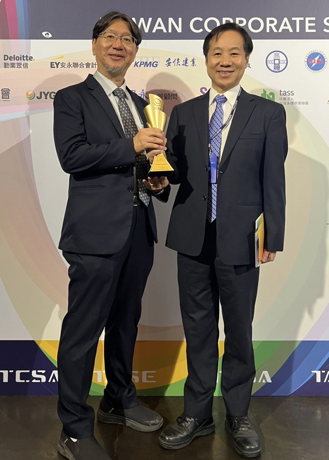 張國恩校長（右）帶領東海在「永續教育」、「淨零碳排」與「全球社會責任」等指標創下傑出表現，成為台灣私校邁向國際的重要里程碑，成為全球關注的永續典範大學。(照片/東海大學提供)