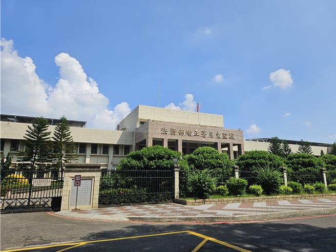 屏东监狱传出受刑人趁营缮队专注于维修工作时，拿走砂轮机自戕、伤重不治事件。（罗琦文摄）