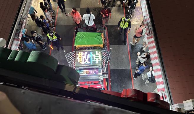 日本「盛岡山車」9日在花蓮市東大門夜市周邊遊行踩街，沒想到活動前導車頂LED螢幕竟出現「敬輓」、「敬悼」等字樣，引發爭議。（民眾提供／羅亦晽花蓮傳真）