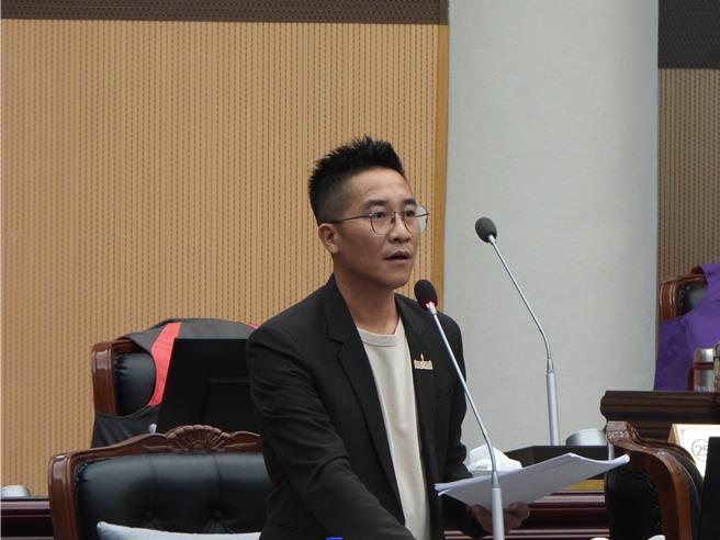 民進黨籍縣議員胡仁順今天在縣議會定期大會縣政總質詢，要求縣府對盛岡山車活動出包一事，向廠商追究責任。（羅亦晽攝）