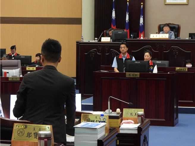 日本盛岡山車9日到花蓮踩街遊行，沒想到活動前導車卻出包，縣長徐榛蔚（中右）將與日方聯繫取得諒解，觀光處長余明勲（中左）允諾，站在縣府立場他會追究廠商責任。（羅亦晽攝）