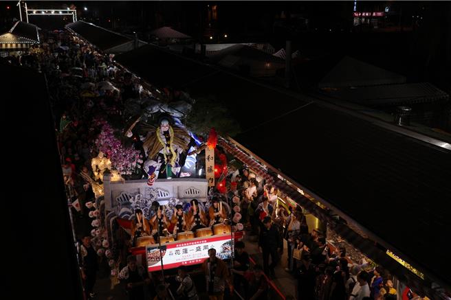 日本「盛岡山車」睽違5年再度來台，9日在花蓮市東大門夜市周邊遊行踩街，吸引大批民眾前往欣賞。（羅亦晽攝）