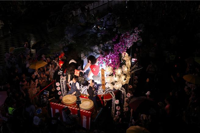 日本「盛岡山車」睽違5年再度來台，9日在花蓮市東大門夜市周邊遊行踩街，吸引大批民眾前往欣賞。（羅亦晽攝）