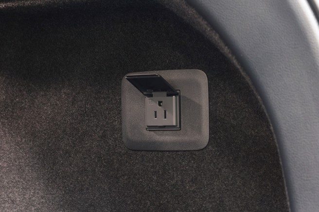 RX500h、RX 450h+与RX 350h行李厢新增110V插座，提升车主用车便利性。（和泰汽车提供）