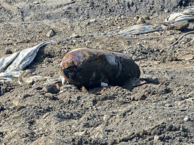 台積電的工人11日在高雄楠梓區整地時挖出一顆未爆彈（見圖）。（翻攝照片／林瑞益高雄傳真）