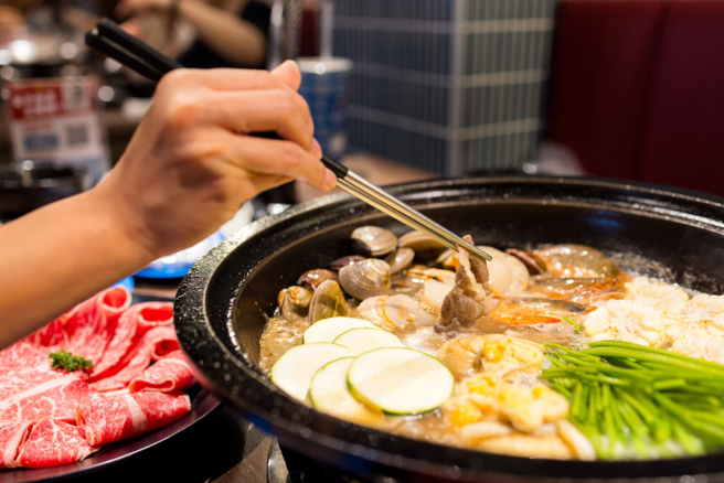 小火锅店薪资5.2万至5.5万元，却要从早上上班到凌晨，引发网友热议。（示意图：shutterstock／达志）