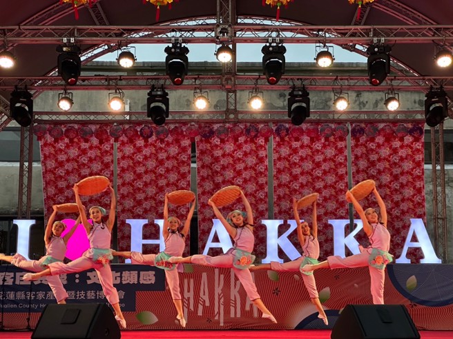 台湾艺术大学表演客家採茶文化。(图/报系资料照)