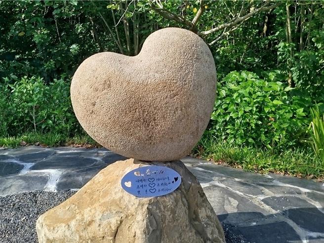 除了「1420一世爱你」鹿小纷，园区内还有一颗爱心守护石。（公路局南分局提供／罗琦文屏东报导）