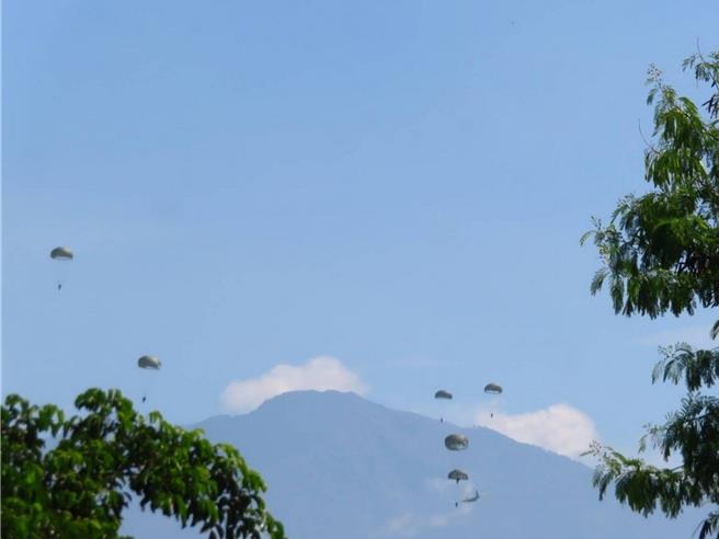 园区内也可以看到伞兵跳伞训练的情形。（公路局南分局提供／罗琦文屏东报导）