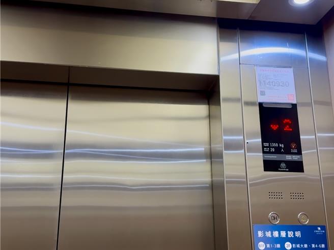 電梯故障急墜半層樓，當下螢幕顯示亂碼、按鈕也失靈，所幸電梯緩慢降至1樓後開門，民眾趕緊逃出未受傷。（紀爰攝）