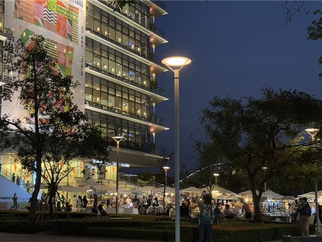 該戲院就位於高市總圖書館周邊，前2日周末高市府才辦城市書展活動，吸引不少民眾前往。（紀爰攝）