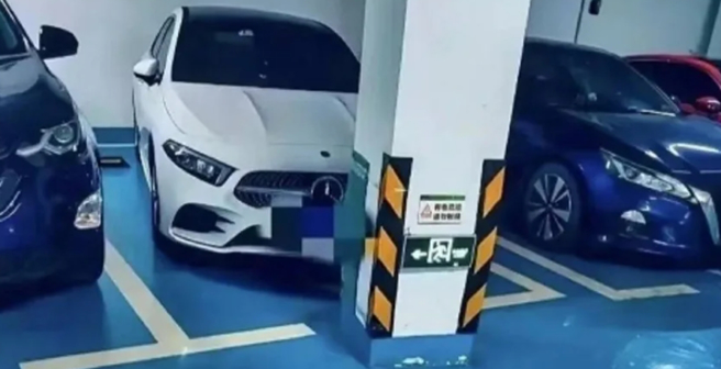 原PO想买的停车位，中间卡一个大大的柱子。（图／翻摄自微博）