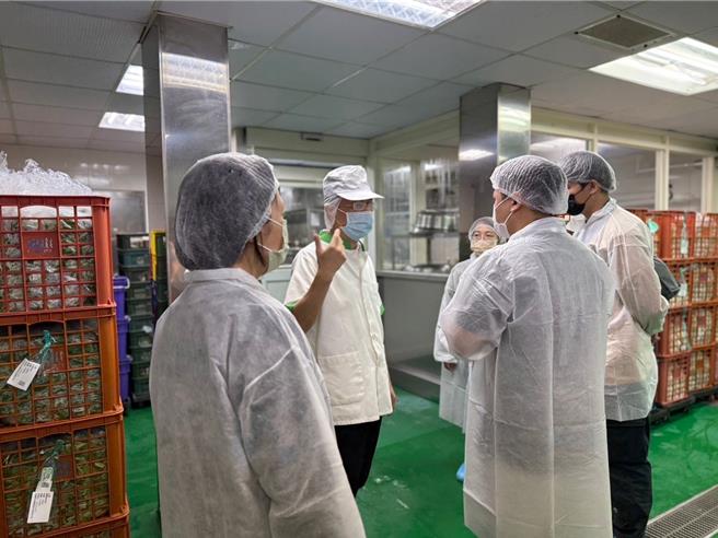 基隆市中山高中有学生11月8日发现团膳午餐出现异物，疑似是猪只打疫苗时，断落的针头。基市府立即会同台北市政府针对团膳业者展开联合稽查，并针对食材溯源追查。（基隆市政府提供／张志康基隆传真）