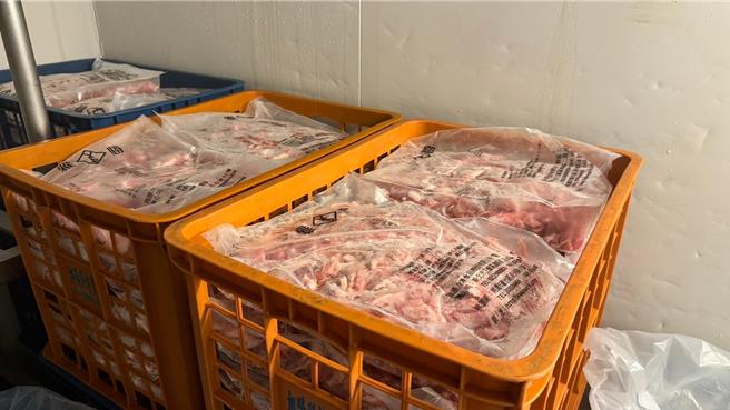 基隆市中山高中有学生11月8日发现团膳午餐出现异物，疑似是猪只打疫苗时，断落的针头。基市府立即会同台北市政府针对团膳业者展开联合稽查，并针对食材溯源追查。（基隆市政府提供／张志康基隆传真）