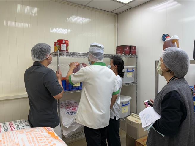 基隆市中山高中有学生11月8日发现团膳午餐出现异物，疑似是猪只打疫苗时，断落的针头。基市府立即会同台北市政府针对团膳业者展开联合稽查，并针对食材溯源追查。（基隆市政府提供／张志康基隆传真）