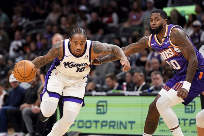 迪罗萨(左)最后攻下全场最高34分，其中延长赛包办8分。(美联社)