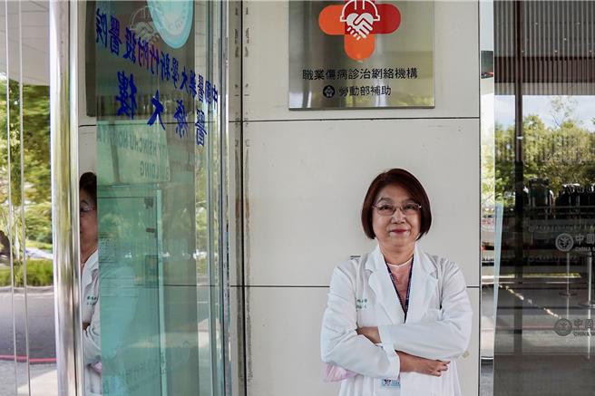 中医大新竹附医职业医学科医师施蒨蒨指院方通过劳动部审查认可为「职业伤病诊治网络医院」，日前协助受职灾的空服员调地勤并获伤病给付。（罗浚滨摄）