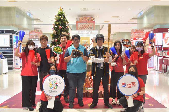 花莲市公所与远东百货花莲店合作，13日起将在建林广场户外转播中华队在世界12强棒球锦标赛B组预赛的5场赛事，与乡亲一同为中华队加油打气。（花莲市公所提供／罗亦晽花莲传真）