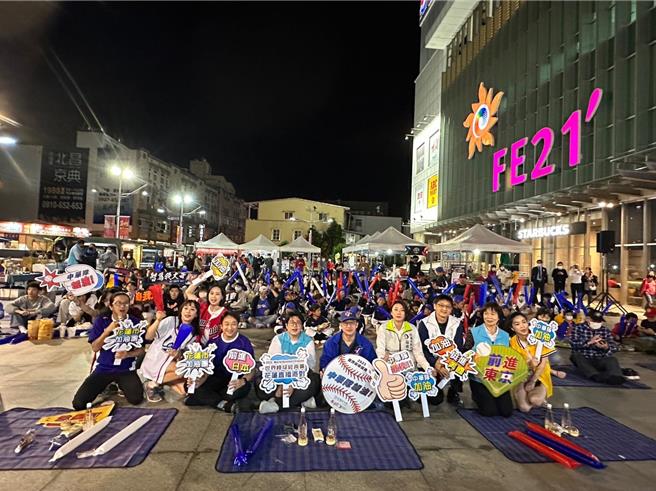 花莲市公所13日起将在远东百货花莲店建林广场，户外转播中华队在世界12强棒球锦标赛B组预赛的5场赛事，与乡亲一同为中华队加油打气；图为去年举办「世界棒球经典赛」户外转播应援活动现场。（花莲市公所提供／罗亦晽花莲传真）