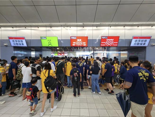 世界棒球12强赛中华队首场预赛将于13日登场，届时台北大巨蛋将涌入人潮，台北捷运公司11日表示，进场时间，往南港展览馆方向的列车最短班距约3至3.5分钟，散场后，往顶埔或台北车站方向的列车，最短班距约2.5分钟。（台北捷运公司提供／刘彦宜台北传真）