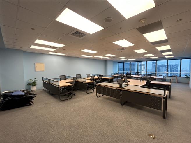 高市议员许采蓁今（11）日爆料，斥资1000万装潢，每年再花超过1000万营运的新创基地，竟然整层空无一人，痛批根本是蚊子馆。（许采蓁办公室提供）