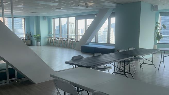 高市议员许采蓁今（11）日爆料，斥资1000万装潢，每年再花超过1000万营运的新创基地，竟然整层空无一人，痛批根本是蚊子馆。（许采蓁办公室提供）