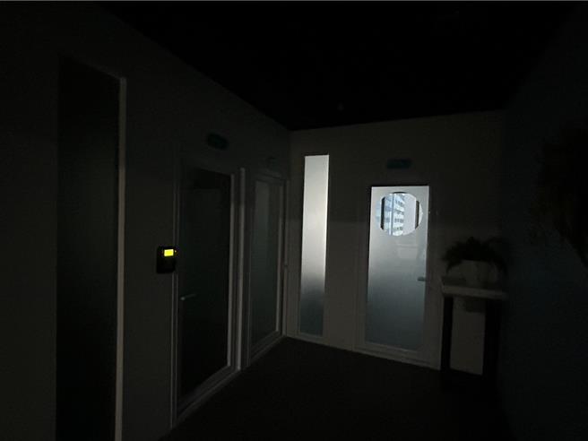 高市议员许采蓁今（11）日爆料，斥资1000万装潢，每年再花超过1000万营运的新创基地，竟然整层空无一人，痛批根本是蚊子馆。（许采蓁办公室提供）