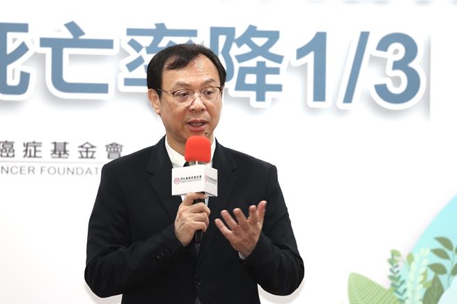 健保署长石崇良今天出席活动受访表示，最快明年启动《健保法》修法，越早修正，对健保的财务永续发展越有帮忙。（邓博仁摄）