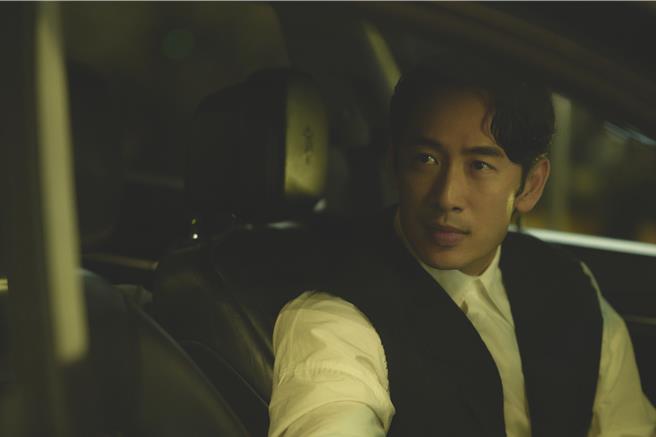 路斯明在《不夠善良的我們》飾演總經理。（公視、MyVideo提供） 