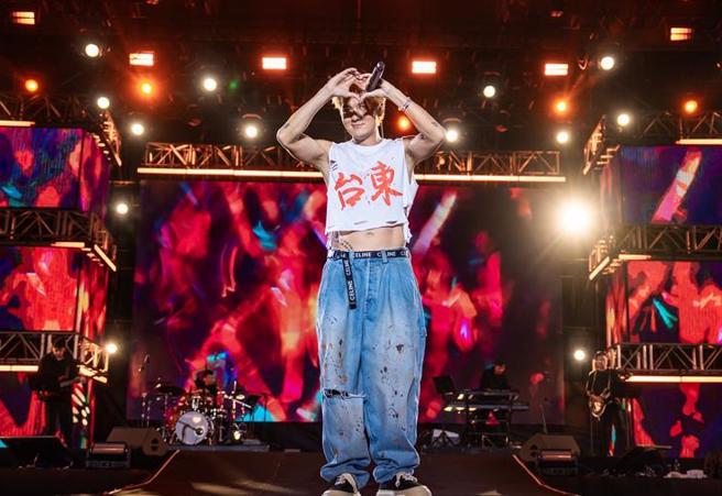 吴克群身穿为「台东」设计的T恤热唱一连串经典歌曲，嗨翻全场。（台东县政府提供）