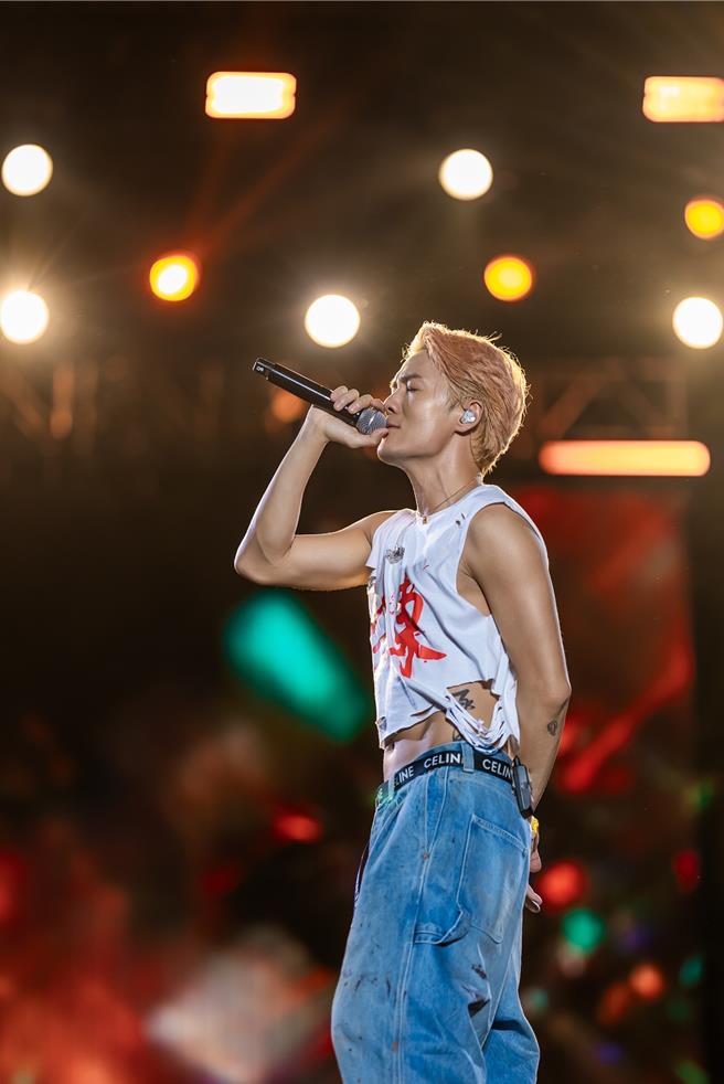 吴克群身穿为「台东」设计的T恤热唱一连串经典歌曲，嗨翻全场。（台东县政府提供）