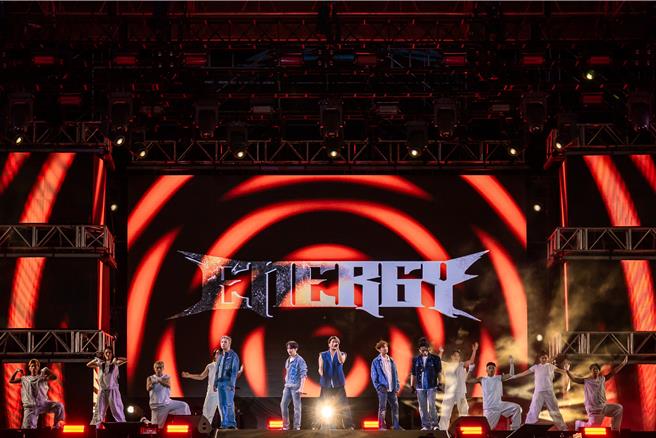 Energy气势热唱超夯神曲〈星期五晚上〉，率领8位舞者完成台东16蹲最美丽画面。（台东县政府提供）