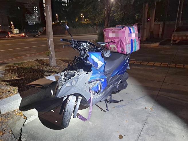 高雄鸟松区于11月9日晚间发生言语纠纷导致的行车毁损案件，图为被撞击的机车。（翻摄照片／林瑞益高雄传真）