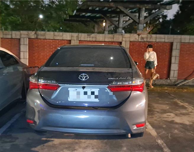 高雄鸟松区于11月9日晚间发生言语纠纷导致的行车毁损案件，图为涉案的汽车。（翻摄照片／林瑞益高雄传真）