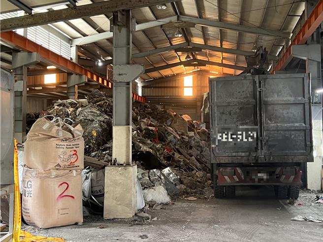 檢警破獲王男為首的環保犯罪集團，以人頭向地主承租農地、廠房棄置廢棄物。（保七總隊提供／馮惠宜台中傳真）