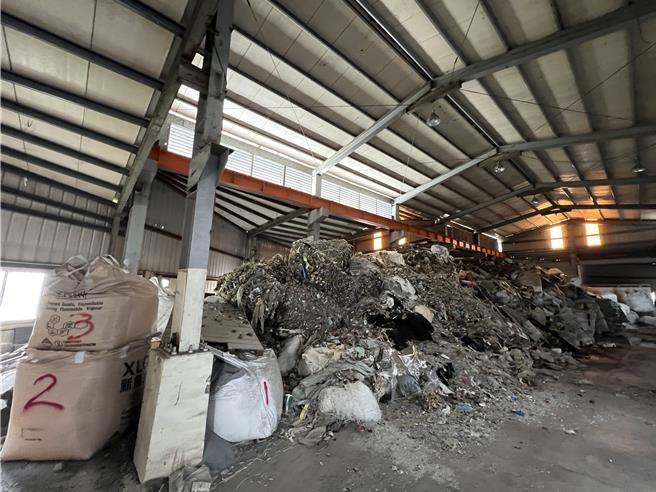 檢警破獲王男為首的環保犯罪集團，以人頭向地主承租農地、廠房棄置廢棄物。（保七總隊提供／馮惠宜台中傳真）