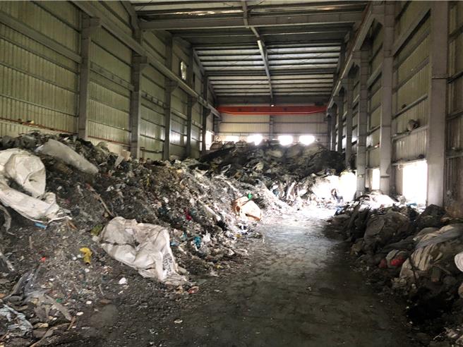 檢警破獲王男為首的環保犯罪集團，以人頭向地主承租農地、廠房棄置廢棄物。（保七總隊提供／馮惠宜台中傳真）