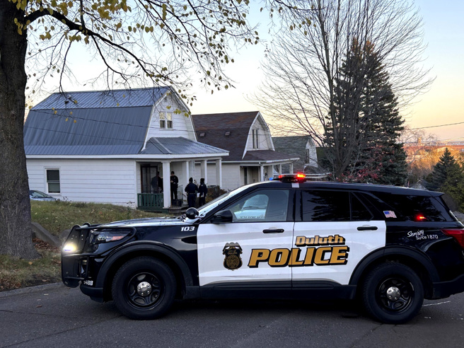 美国明尼苏达州46岁男子奈福（Anthony Nephew）7日枪杀2名儿子、前女友及妻子后自轰身亡。图为明尼苏达州警方在案发现场。（美联社）