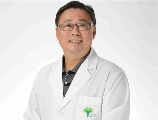 阮综合医院消化内科医师萧伟成提醒，某些药物对食道黏膜的刺激不小，服用时记得配至少200C.C的水喝下，吞服的药物才不会卡喉咙食道。（翻摄画面／纪爰高雄传真）