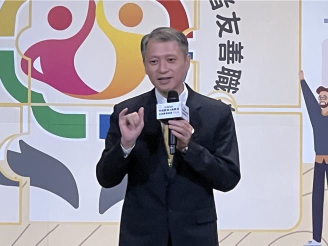 新北市勞工局今舉辦「中高齡者及高齡者友善職場認證表揚活動」，局長陳瑞嘉致詞。（王揚傑攝）