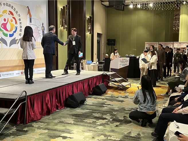 新北市勞工局今舉辦「中高齡者及高齡者友善職場認證表揚活動」，局長陳瑞嘉親自頒獎表揚。（王揚傑攝）