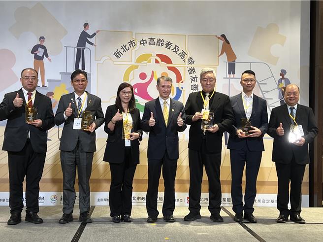 新北市勞工局今舉辦「中高齡者及高齡者友善職場認證表揚活動」，局長陳瑞嘉親自頒獎表揚。（王揚傑攝）