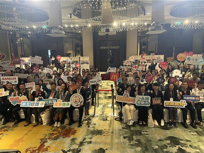 新北市勞工局今舉辦「中高齡者及高齡者友善職場認證表揚活動」。（王揚傑攝）