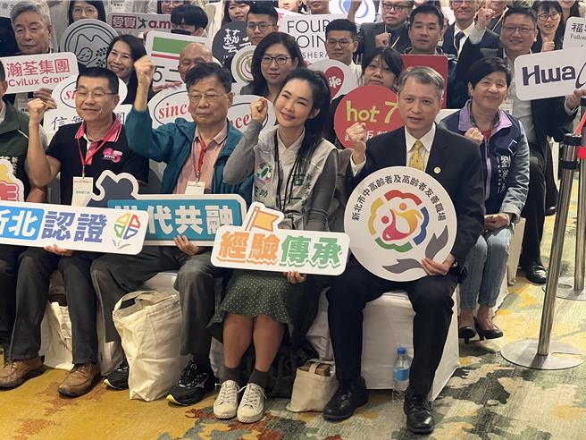 新北市勞工局今舉辦「中高齡者及高齡者友善職場認證表揚活動」。（王揚傑攝）