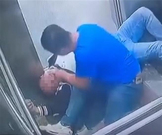 2024年11月11日澎湖縣／2名來自嘉義的酒客，9日深夜酒後在澎湖馬公鬧區內酒店層立大樓電梯內反目互毆，屈居下風的男子還醉到斷片一度不動，毆打他的同行友人還探鼻看他有沒氣息。（翻攝畫面／許逸民澎湖傳真）