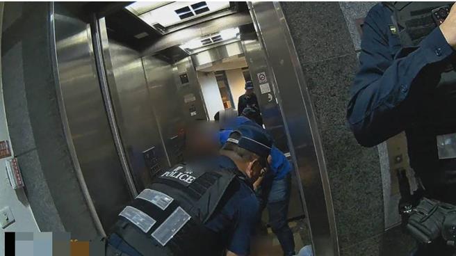 2024年11月11日澎湖縣／2名來自嘉義的酒客，9日深夜酒後在澎湖馬公鬧區內酒店層立大樓電梯內反目互毆後，其中一人醉臥電梯內。警方獲報後，涉嫌打人的男子（藍色衣服者）還協助警方，並稱友人是酒醉。（警方提供／許逸民澎湖傳真）