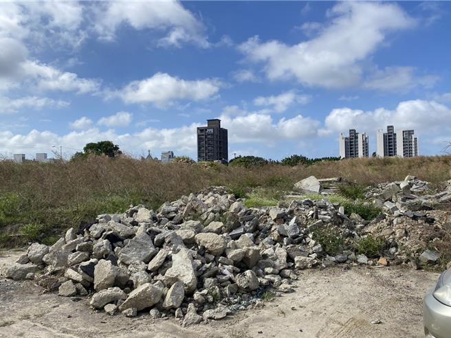 新竹市园道五地下停车场挖出的废土方堆置在树林头公园附近空地，影响附近住户，市议员黄美慧要求市府尽快移除堆置土方。（陈育贤摄）