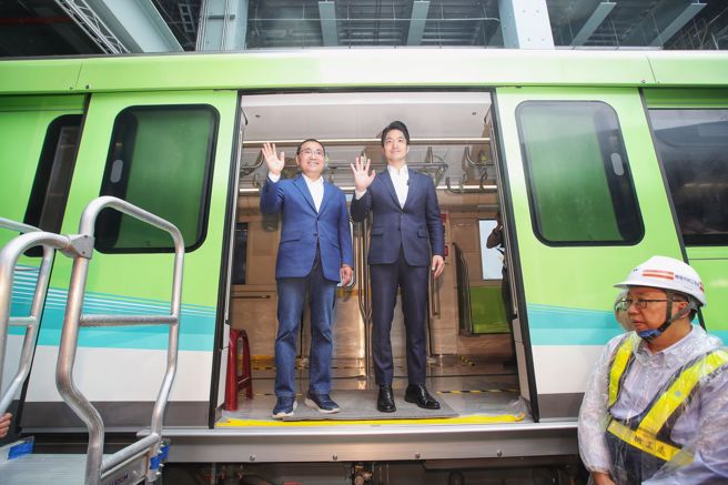 捷運萬大中和線首列車抵台11日揭幕，台北市長蔣萬安（右）、新北市長侯友宜（左）率先參觀列車內部。（黃世麒攝）