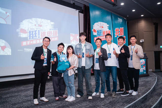 拳擊教練曾自強（右4）、羽球選手李洋（右2）、田徑選手彭名揚（左4）、舉重選手方莞靈（左3）出席台灣跨領域運動健康協會主辦的暢談選手與後勤團隊之間的緊密合作與信任關係。（歐福行銷_英雄好汗提供）