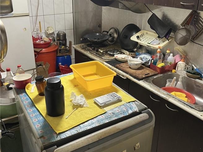 台中市32歲徐姓男子無業，涉嫌自學製毒技術煉製毒品，更將大雅住處「廚房變毒房」，鍋碗瓢盆和製毒器具混雜用，警方7月搜索查扣2256公克假麻黃鹼，檢方訊後依毒品罪嫌命徐以5萬元交保。（中打提供／潘虹恩台中傳真）
